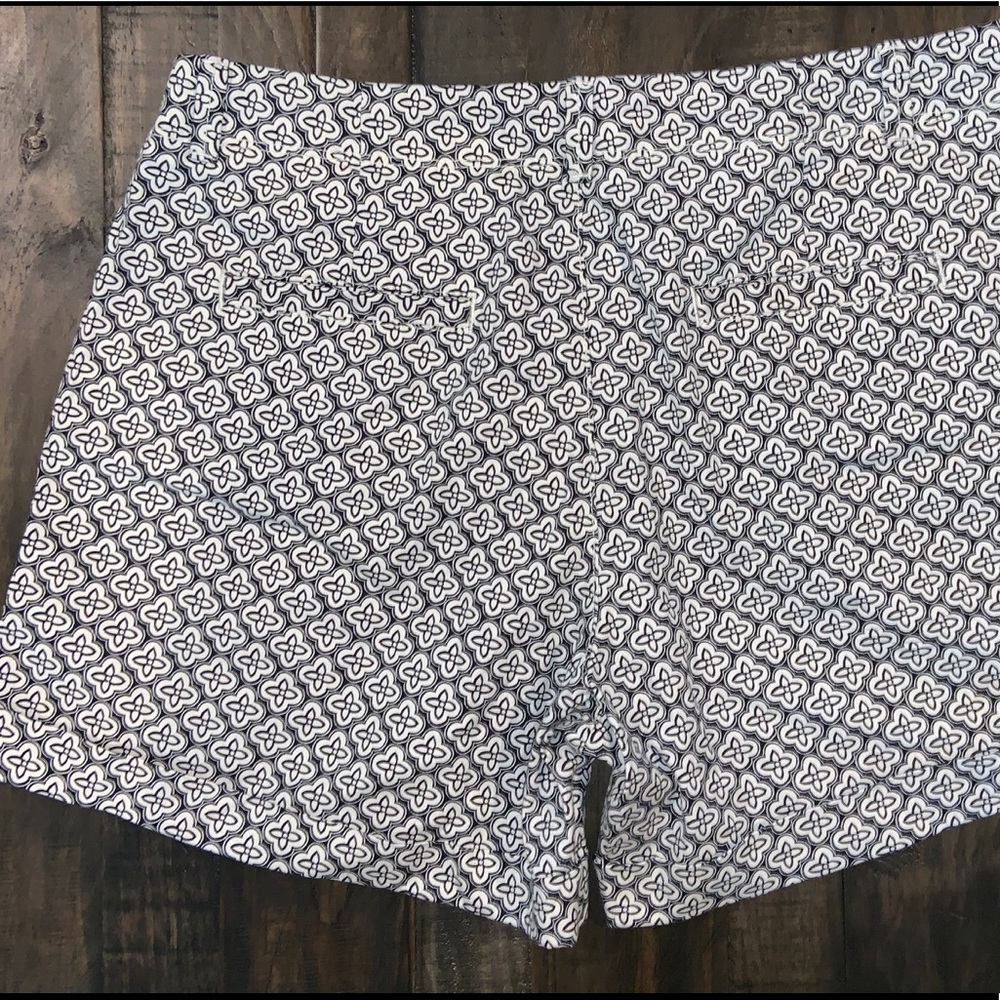 Banana Republic Shorts. Size 10. - Picture 2 of 3